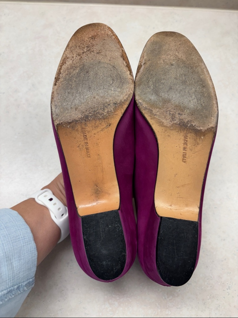 Salvatore Ferragamo fuchsia suede bow flats with gold plaque - Picture 8 of 8